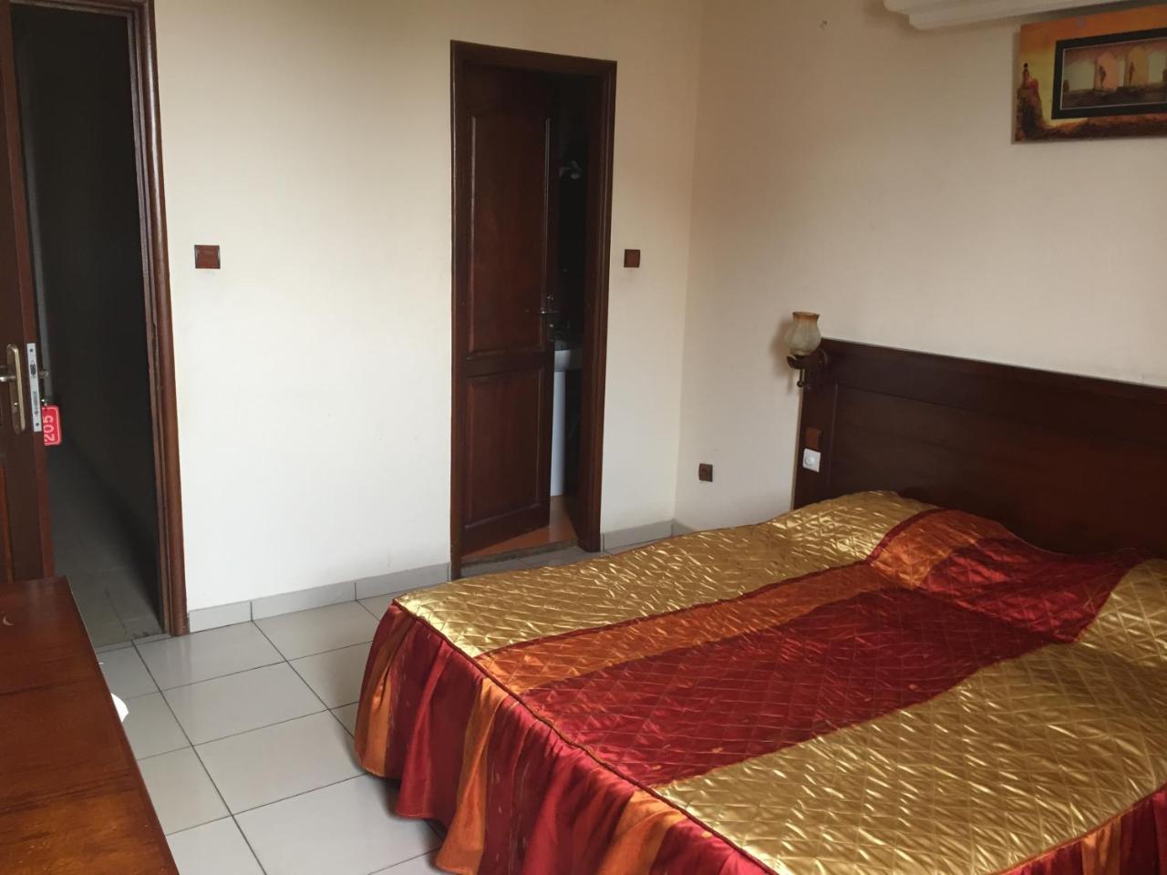 Hotel Lumiere Akwa Дуала Екстериор снимка