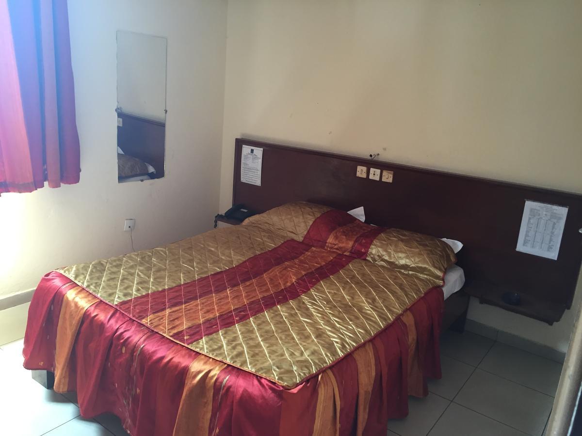 Hotel Lumiere Akwa Дуала Екстериор снимка